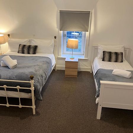 4 Bed Bungalow Near Airport エディンバラ エクステリア 写真