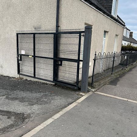 4 Bed Bungalow Near Airport エディンバラ エクステリア 写真