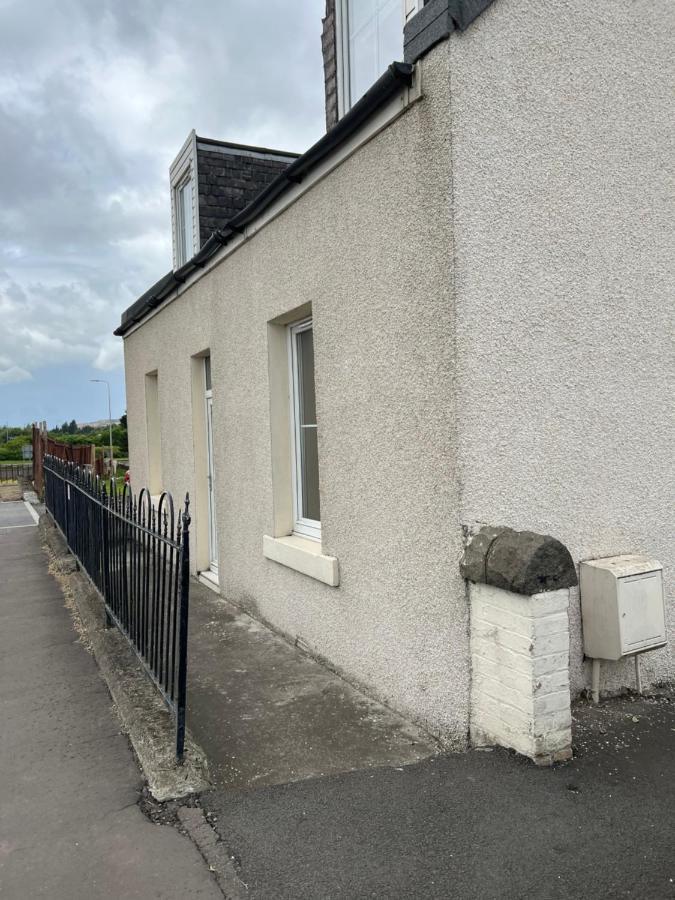 4 Bed Bungalow Near Airport エディンバラ エクステリア 写真