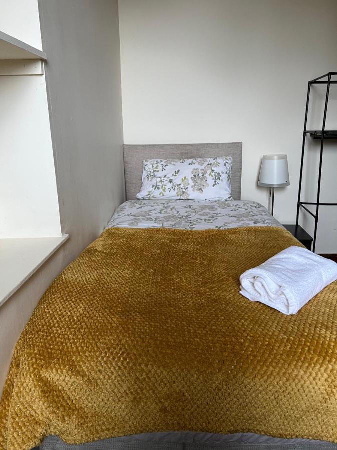 4 Bed Bungalow Near Airport エディンバラ エクステリア 写真