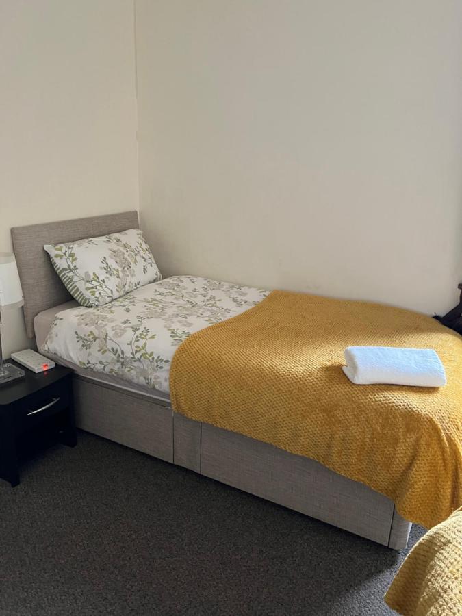 4 Bed Bungalow Near Airport エディンバラ エクステリア 写真