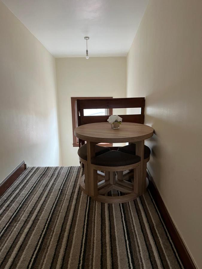 4 Bed Bungalow Near Airport エディンバラ エクステリア 写真