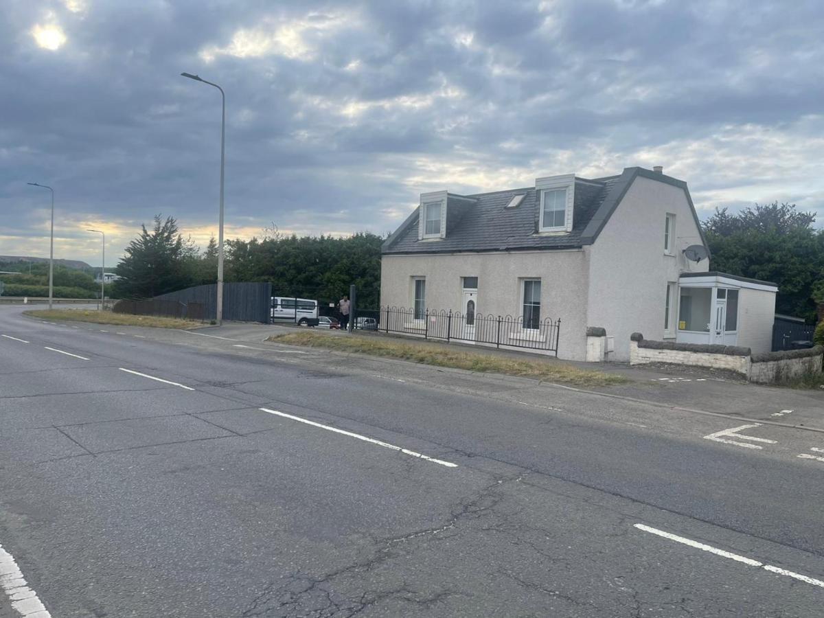 4 Bed Bungalow Near Airport エディンバラ エクステリア 写真
