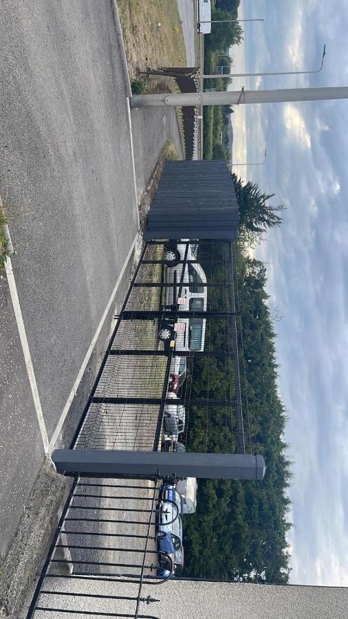 4 Bed Bungalow Near Airport エディンバラ エクステリア 写真