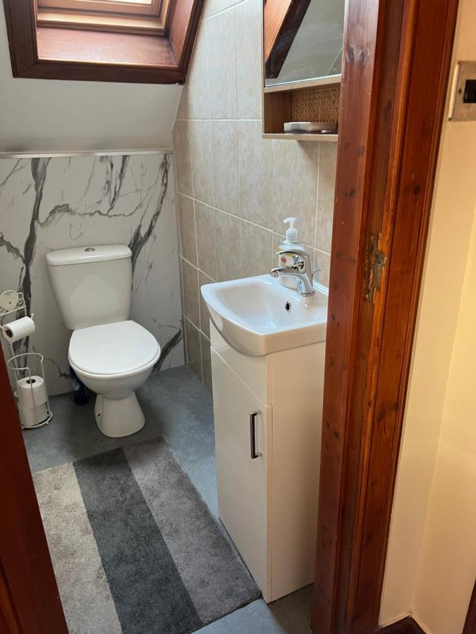 4 Bed Bungalow Near Airport エディンバラ エクステリア 写真