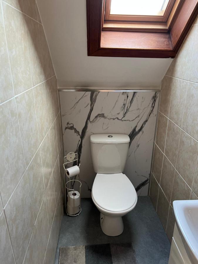 4 Bed Bungalow Near Airport エディンバラ エクステリア 写真