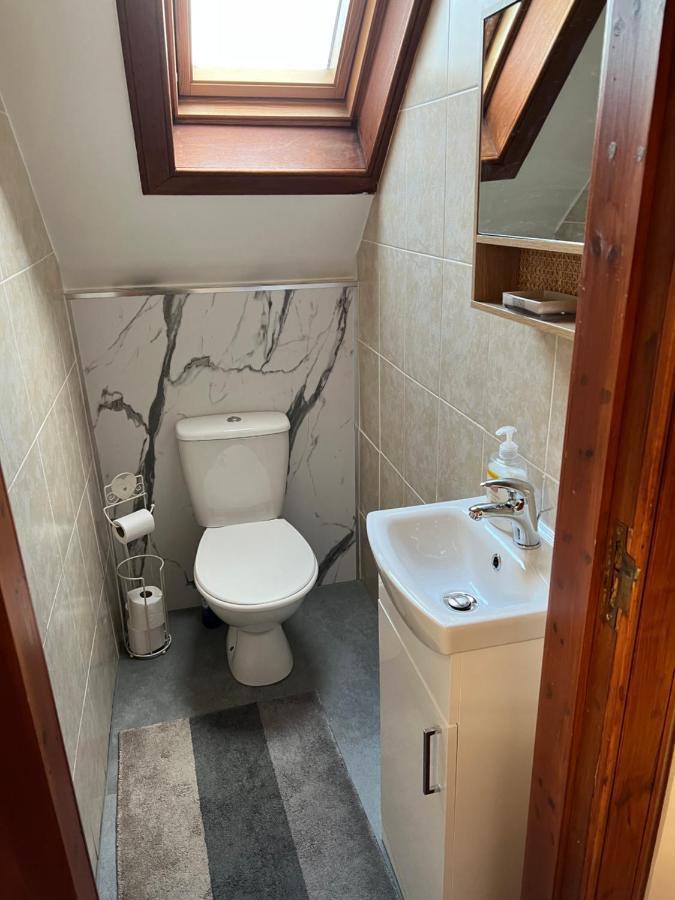 4 Bed Bungalow Near Airport エディンバラ エクステリア 写真