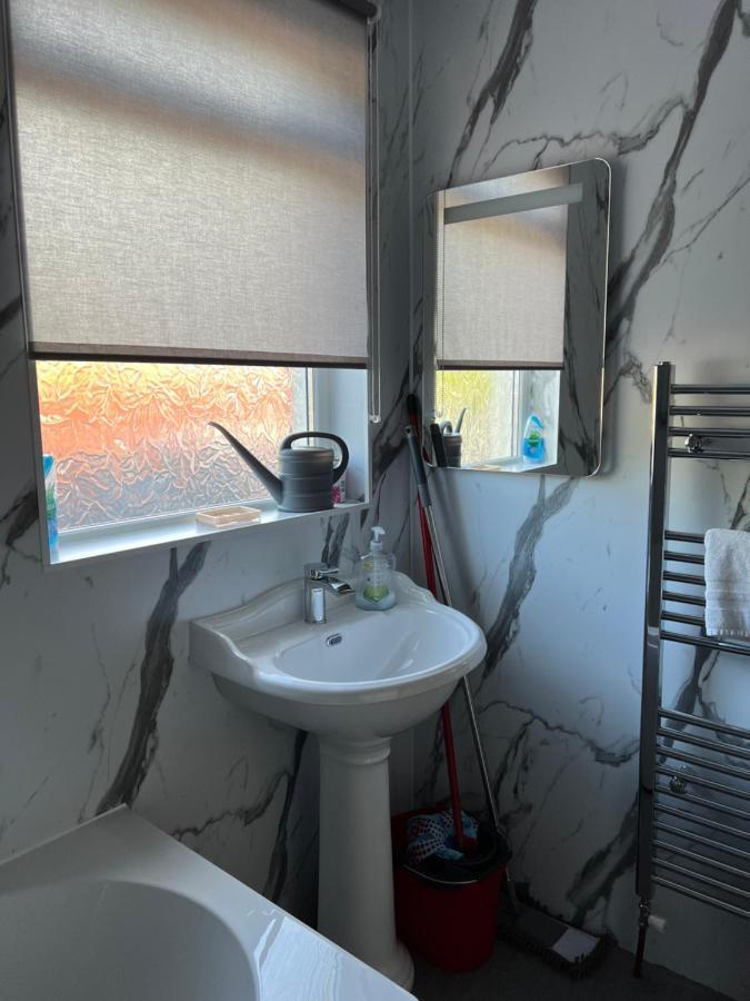 4 Bed Bungalow Near Airport エディンバラ エクステリア 写真