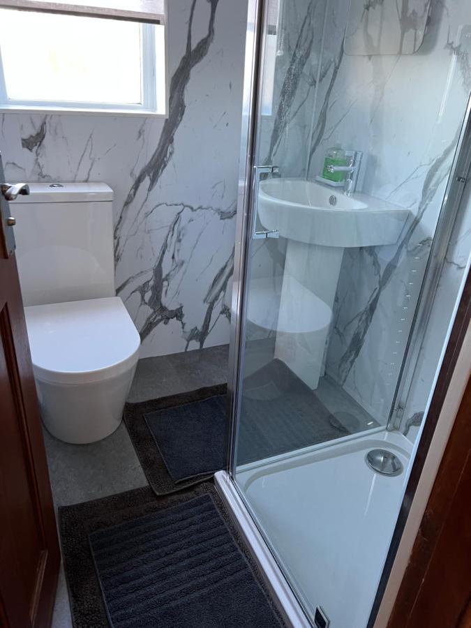 4 Bed Bungalow Near Airport エディンバラ エクステリア 写真