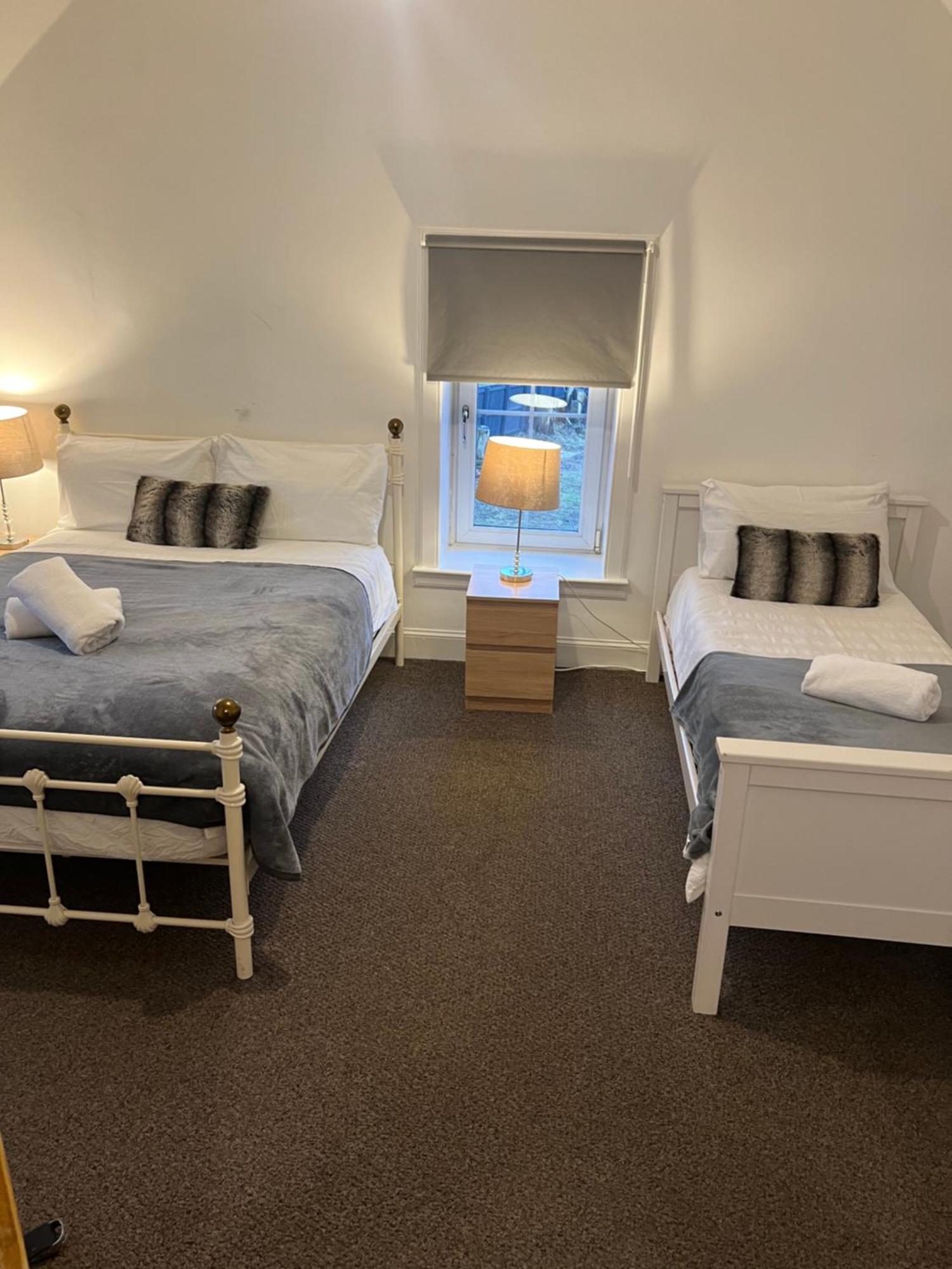 4 Bed Bungalow Near Airport エディンバラ エクステリア 写真