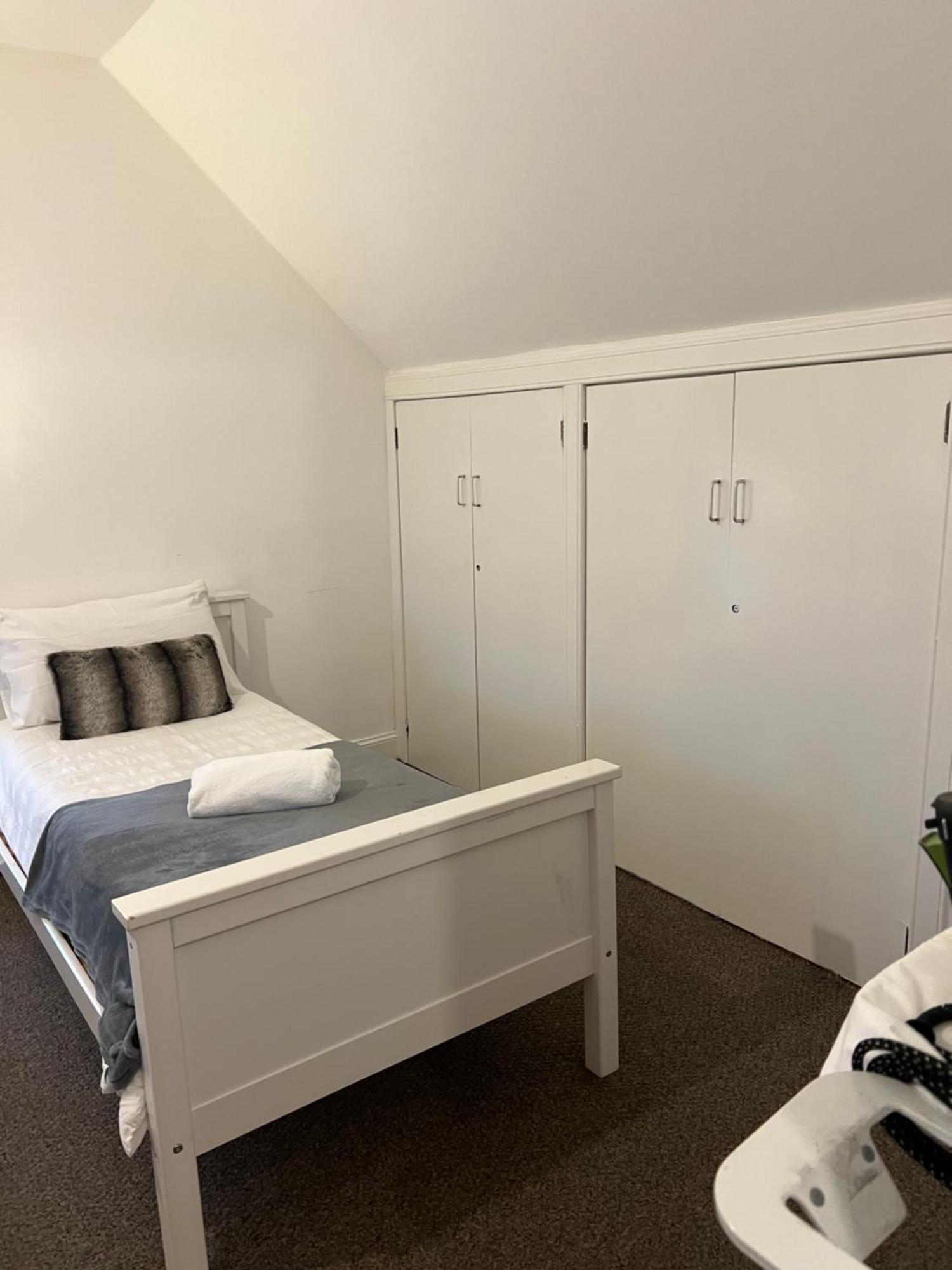 4 Bed Bungalow Near Airport エディンバラ エクステリア 写真